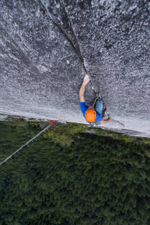 Mann klettert in Squamish, Blick von der Spitze einer ausgesetzten Mehrseillänge - CAVF82306