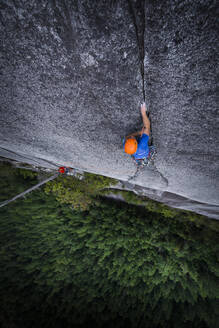 Mann klettert in Squamish, Blick von der Spitze einer ausgesetzten Mehrseillänge - CAVF82307