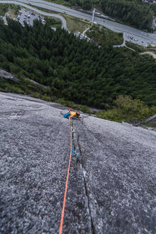Mann klettert in Squamish Chief sehr exponierte Risse in Granit - CAVF82312