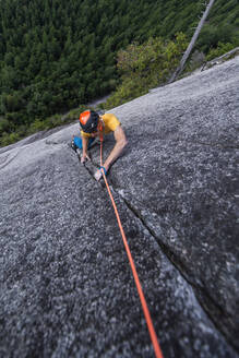 Mann klettert in Squamish Chief sehr exponierte Risse in Granit - CAVF82313