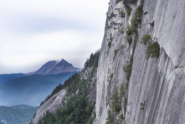 Zwei Männer hängen am Portaledge auf dem Squamish Chief mit Garibaldi - CAVF82317