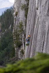 Zwei Männer klettern an der großen Wand des Chief Squamish mit Schleppsack - CAVF82318