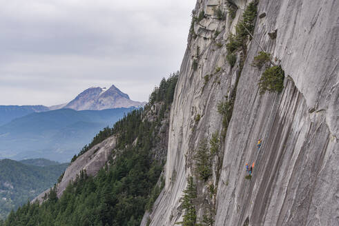 Zwei Männer hängen am Portaledge auf dem Squamish Chief mit Garibaldi - CAVF82319