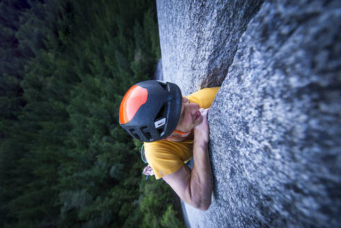 Mann kämpft beim Klettern im Vorstieg am Granit von Squamish mit der Weite - CAVF82322