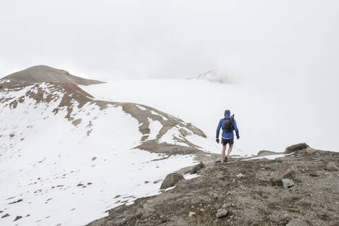 Ein Mann wandert auf dem Gipfel des Vulkans Iztaccihuatl in Mexiko. - CAVF82386