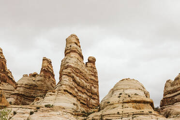 Die Flossen dominieren die graue Skyline des Labyrinths in Utah - CAVF82457