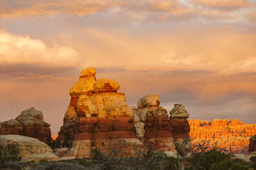 Sonnenuntergang über roten Felsen in der Wüste The Maze Utah - CAVF82468