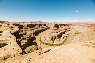 Wanderin genießt die Aussicht oberhalb des Zusammenflusses des Green River in Utah - CAVF82493