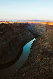 Das Band des grünen Flusses spiegelt den Sonnenuntergang am Zusammenfluss mit dem Colorado River wider - CAVF82511