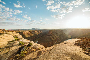 Morgenlicht im Camp über dem Labyrinth in Canyonlands Utah - CAVF82515