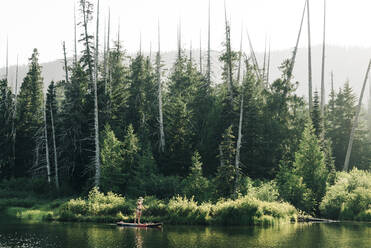 Eine junge Frau vergnügt sich auf einem Standup-Paddle-Board auf dem Lost Lake in Oregon. - CAVF82563