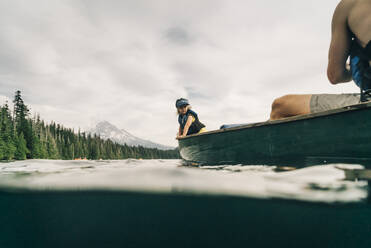 Ein junges Mädchen fährt mit ihrem Vater in einem Kanu auf dem Lost Lake in Oregon. - CAVF82573