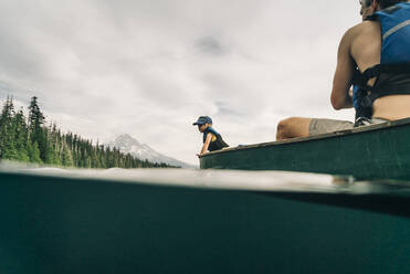 Ein junges Mädchen fährt mit ihrem Vater in einem Kanu auf dem Lost Lake in Oregon. - CAVF82574