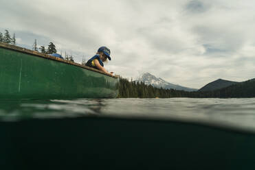 Ein junges Mädchen fährt mit ihrem Vater in einem Kanu auf dem Lost Lake in Oregon. - CAVF82575