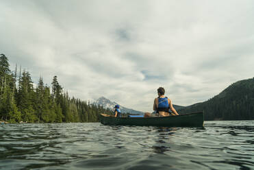 Ein junges Mädchen fährt mit ihrem Vater in einem Kanu auf dem Lost Lake in Oregon. - CAVF82577