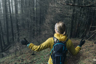 Eine junge Frau wandert auf einem Pfad in einem Wald in Cascade Locks, OR. - CAVF82584