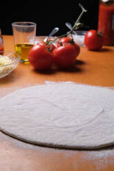 Hausgemachter Pizzaboden für die Zubereitung zu Hause - CAVF82588