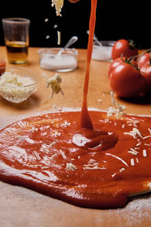Bei der Zubereitung des Pizzabodens zu Hause legen wir Tomaten, Käse,... - CAVF82590