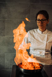 Köchin macht Flammkuchen in der Küche - CAVF82701