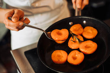 Aprikosen in der Pfanne, Zubereitung einer Konfitüre in einem Restaurant - CAVF82704