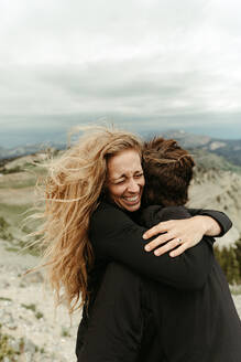 Überglückliche Frau umarmt ihren Verlobten nach einem Überraschungsantrag - CAVF82723