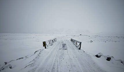 Einfache Brücke im isländischen Hochland im Winter - CAVF82740