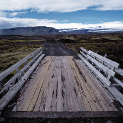 Einfache Brücke im isländischen Hochland - CAVF82741