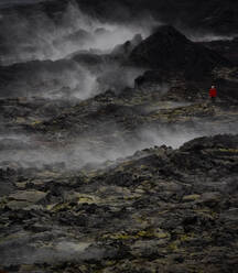 Frau beim Wandern durch das Lavafeld des Vulkans Krafla - CAVF82744