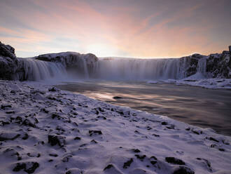 Der Wasserfall Godafoss in Nordisland im Winter - CAVF82748