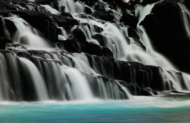 Detail des Wasserfalls Hraunfossar im Westen von Island - CAVF82750