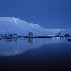 Häuser, die sich im Fjord des Dorfes Syedisjordur in Island spiegeln - CAVF82752