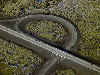 Luftaufnahme der Hauptverkehrsstraße in der Nähe von Reykjavik - CAVF82769