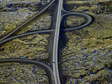 Luftaufnahme der Hauptverkehrsstraße in der Nähe von Reykjavik - CAVF82771