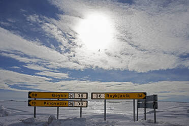 Straßenschilder in Island in der Nähe von Thingvellir - CAVF82784