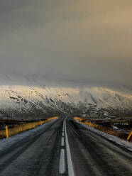 Ländliche Straße in Island im Winter - CAVF82788
