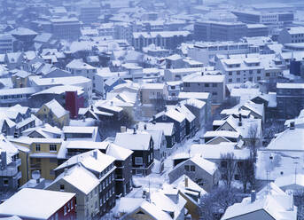 Wohnviertel von Reykjavik im Winter - CAVF82798