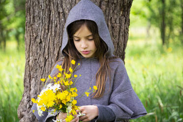 Mädchen pflückt gelbe Wildblumen - LVF08911