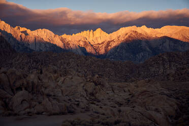 Sonnenaufgang von den Alabama Hills des Mt. Whitney und der Sierra Mountains - CAVF82812