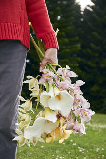 Mama hält Blumen zum Muttertag im Frühling - CAVF82861