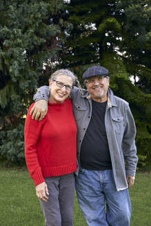 Älteres Ehepaar genießt den Ruhestand bei einem Spaziergang im Park - CAVF82862