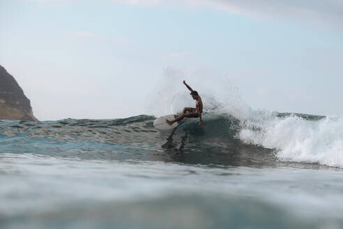 Surfer auf einer Welle, Lombok, Indonesien - CAVF82904