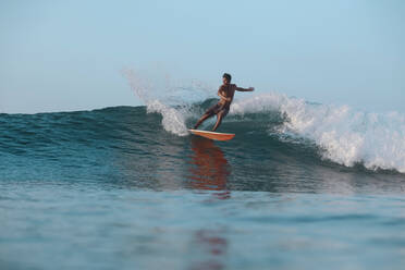 Surfer auf einer Welle, Lombok, Indonesien - CAVF82905