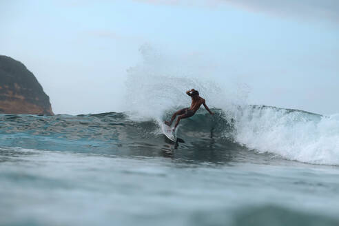 Surfer auf einer Welle, Lombok, Indonesien - CAVF82907