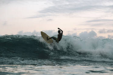 Surfer auf einer Welle, Lombok, Indonesien - CAVF82909