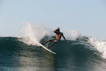 Surfer auf einer Welle, Lombok, Indonesien - CAVF82910