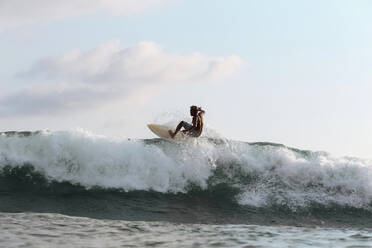 Surfer auf einer Welle, Lombok, Indonesien - CAVF82911