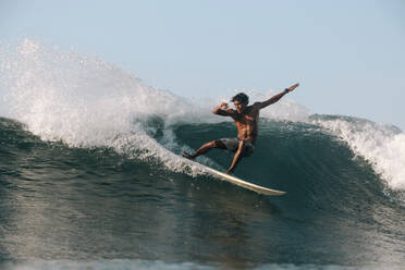Surfer auf einer Welle, Lombok, Indonesien - CAVF82912