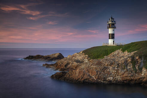 Leuchtturm an der Küste von Ribadeo, Galicien, Spanien - CAVF82924