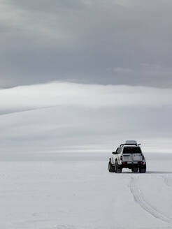 SUV auf dem Langjokull-Gletscher in Island - CAVF82966