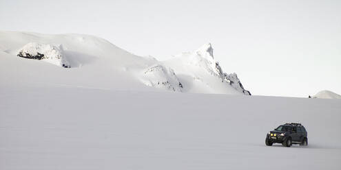 Maßgeschneiderter SUV pflügt durch verschneite Landschaft auf isländischem Gletscher - CAVF82968